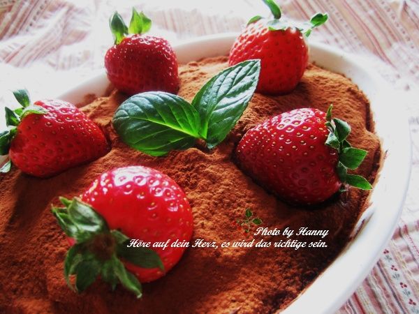 剛做完的草莓提拉米蘇先靜置在冰箱4~6小食後口感更佳呢!
開動嘍◕‿◕ Yummy!