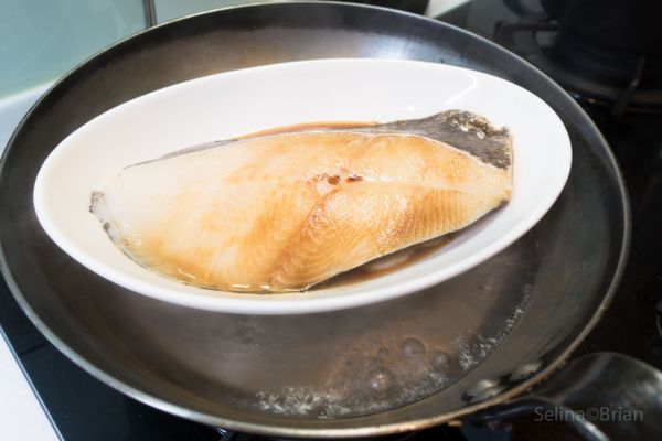 取一長盤，以薑片墊底，放上鱈魚、蒸魚醬油及馬祖老酒。