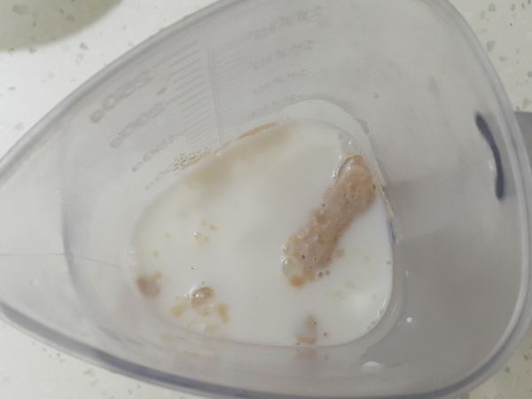 將酵母粉加入溫鮮奶中混合靜置一下(鮮奶溫度大概在25-28度左右)
