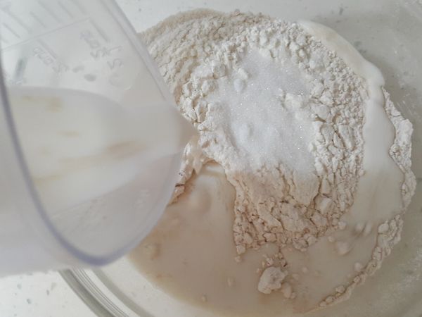 所有粉類過篩加入細砂糖鹽巴,橄欖油,雞蛋及步驟混合均勻
