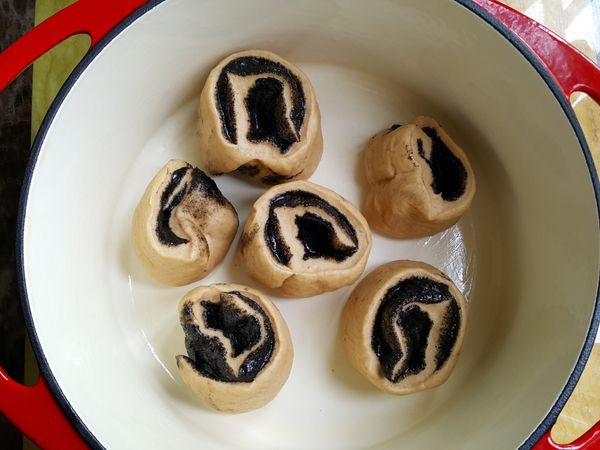 捲起後分切成6等分鍋中抹薄薄一層油放入最後發酵15-20分