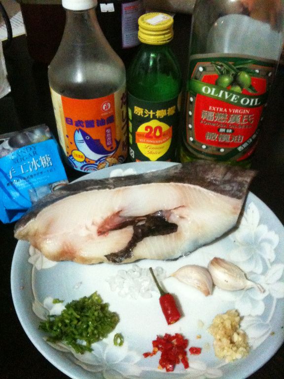 準備日式魚醬油露、檸檬汁、橄欄油、蒜頭、冰糖、辣椒、香菜切粹、鱈魚一片。