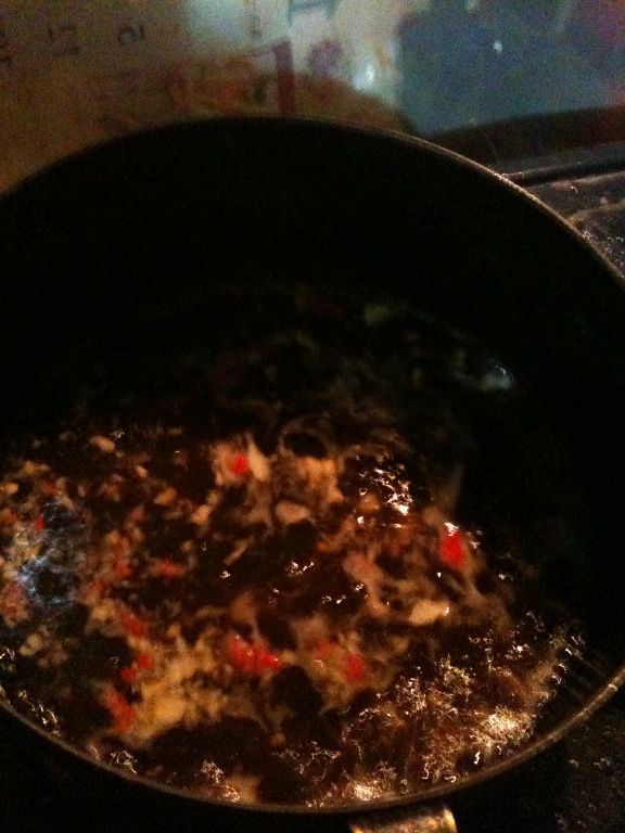 1、一碗冷水加上日式魚醬油露、檸檬汁、橄欄油、蒜頭、冰糖、辣椒進行滾燙動作。
2、此動作完成後等待冷卻。