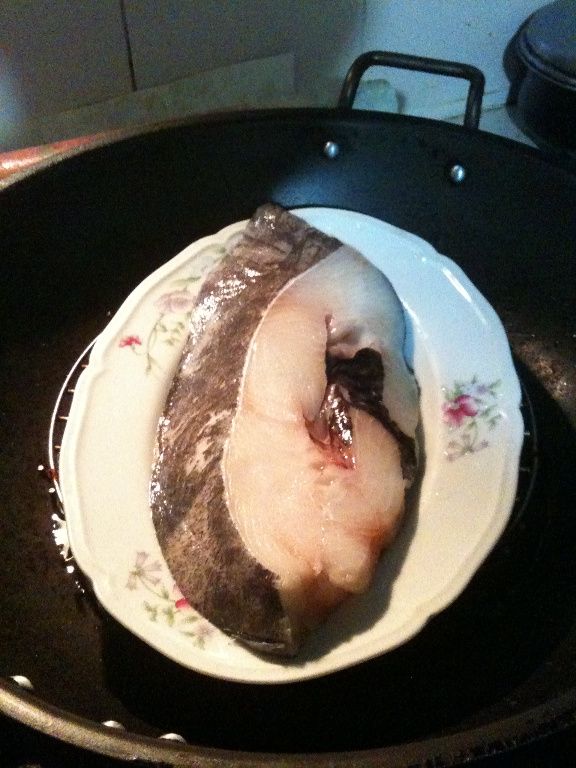 另外一個鍋子準備蒸煮鱈魚片，放入兩碗水大火進行。