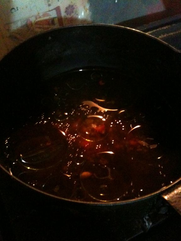 當醬汁冷卻後，最重要動作就是放橄欄油兩匙、香菜進行冷卻攪拌一下，就完成泰式醬汁。