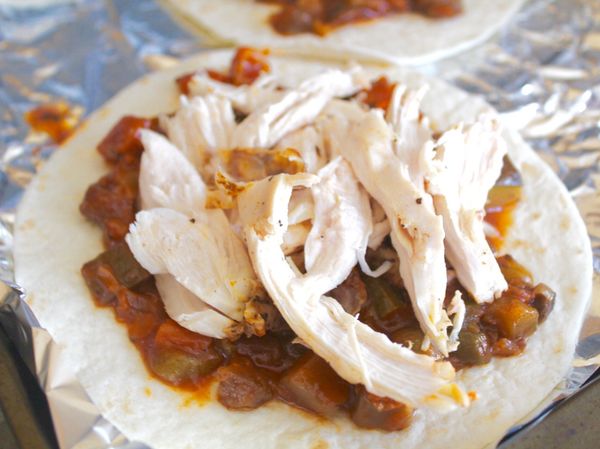 Tortilla 麵餅皮 + Salsa 醬 + 卸下雞胸肉絲 + 起司