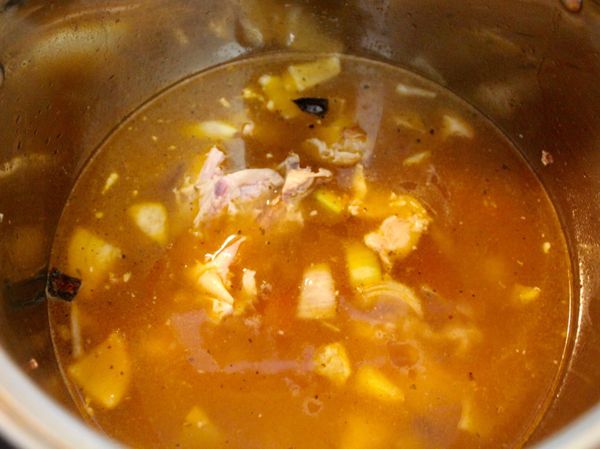 雞肉內部的蔬菜取出 + 剩下的雞骨架子 + 白米一杯 + 水 做成蔬菜雞粥