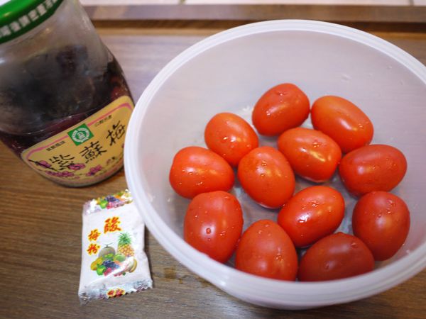 將蕃茄洗淨，［醃料］備妥。