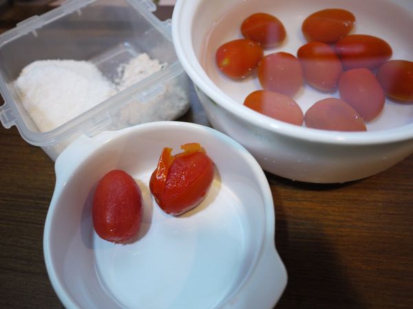 準備一鍋水，煮滾後將蕃茄放入，約10至15秒即撈起放入冷開水中。以小刀輕輕劃開並剝掉蕃茄表皮。
