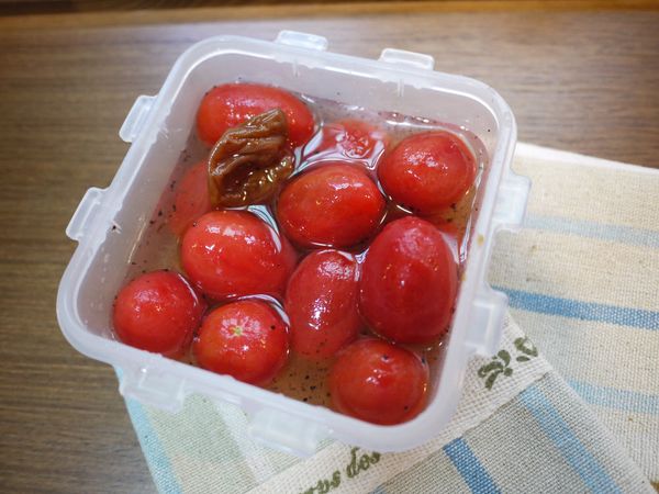 將[醃料]倒入已剝皮的蕃茄中，裝盒密封放入冰箱。至少醃漬一天後，再開盒享用，食用時可搭配一些薄荷更顯香氣。