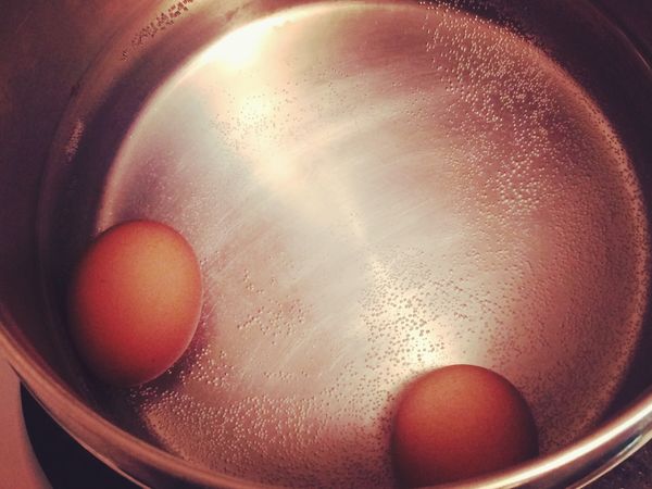 滾水，把洗淨的雞蛋放入煮滾，約10分鐘左右