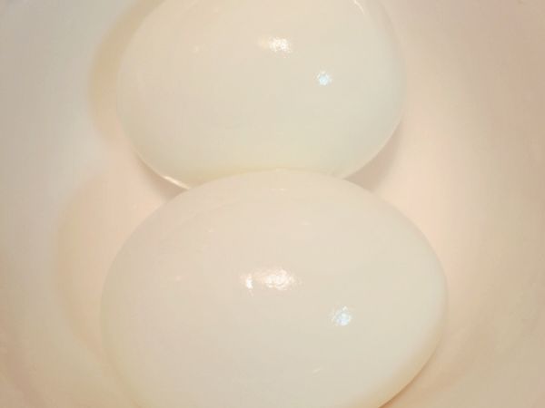 雞蛋煮滾後取出，沖冷水降溫，撥殼備用