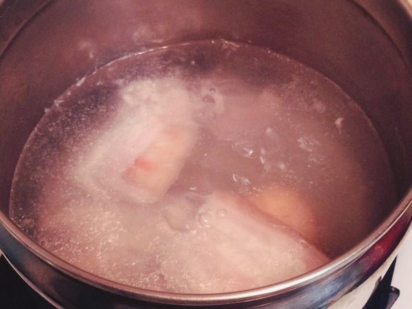 備另一鍋水，煮滾，把洗淨的五花肉塊放入，逼出血水及雜質。