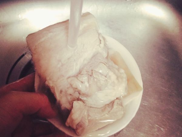 講五花肉取出鍋，沖冷水，洗淨備用。