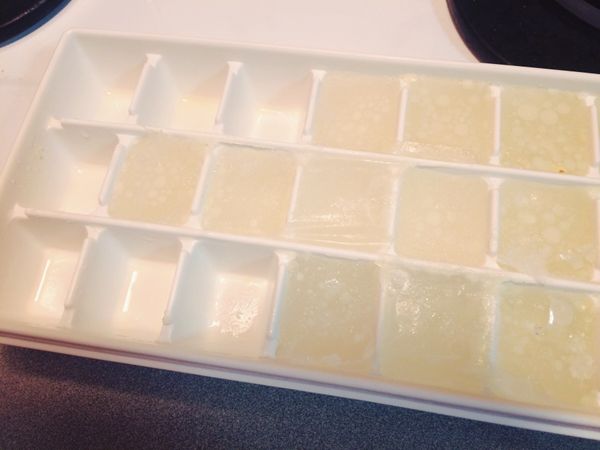 將預先做好的雞高湯塊從冷凍取出，稍微退冰備用