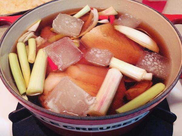 滷鍋依序放入食材：洋蔥片鋪底、辣椒、蔥、五花肉、雞蛋、冰糖、倒入米酒、醬油、水，至鍋8分滿，放入雞高湯塊。蓋鍋，開小火煮。