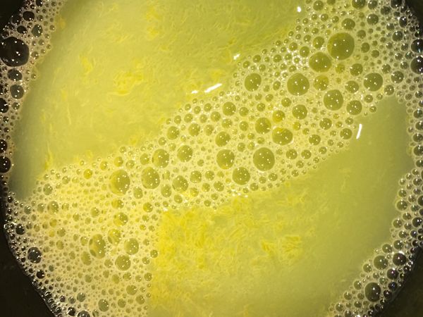 將蛋黃、冷水、鹽、細砂糖混合均勻後，放入冰箱冷藏備用。