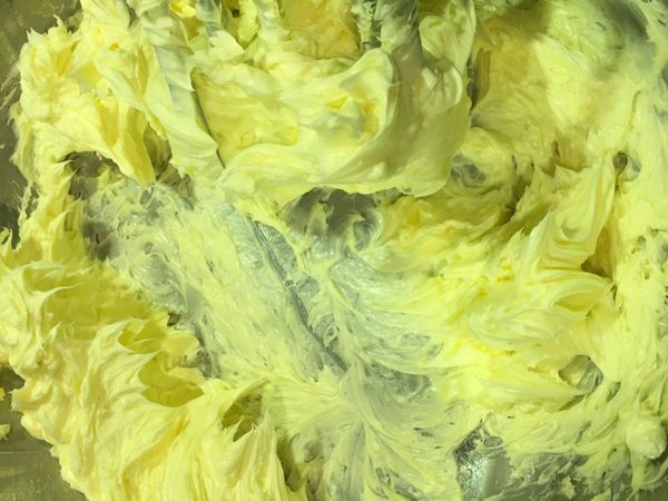 無鹽奶油置室溫軟化後，用電動打蛋器打至乳霜狀。