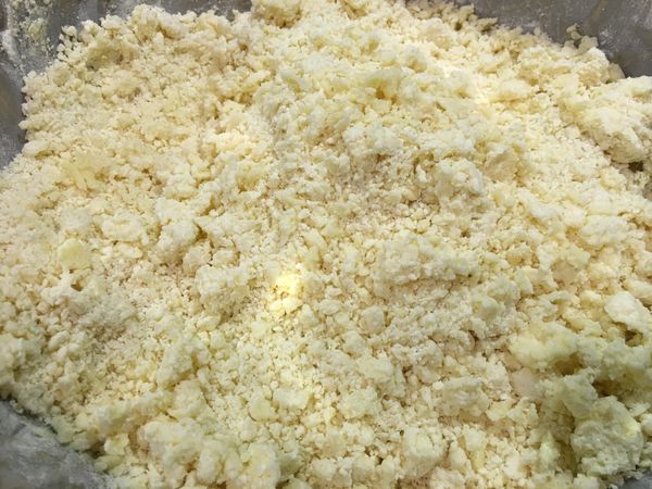 將低筋麵粉過篩後，倒入奶油中攪拌至顆粒狀。（勿過度攪拌，我覺得用手比較好作業）