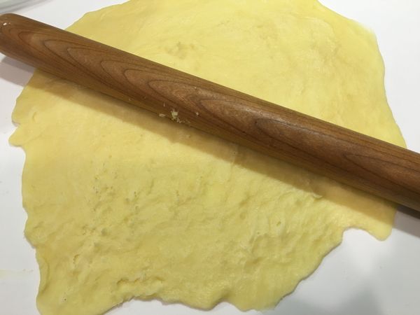 175g麵團灑些麵粉，用桿麵棍桿圓。