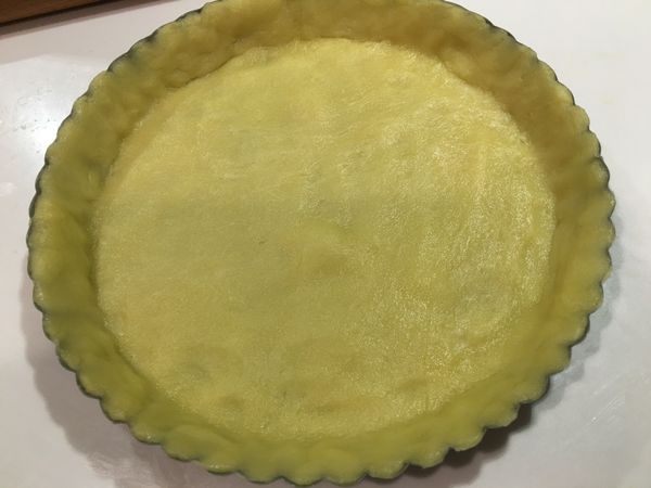 舖在模具上，壓緊實後放入《冷凍庫》冷凍1-2小時。