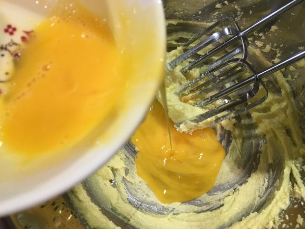 無鹽奶油置室溫軟化後，用電動打蛋器稍微攪拌，然後倒入細砂糖攪拌至乳霜狀，全蛋液分5次加入拌勻。