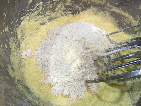 杏仁粉和玉米粉過篩倒入奶油餡中攪拌均勻。