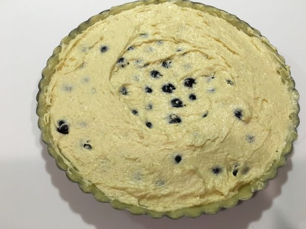 將剩餘奶油餡料倒入抹平（中間低、四周高）。
烤箱預熱180度，放入烤55-60分鐘。（時間夠久底部才會酥脆，我大約在30分鐘左右上色即蓋上一層烘焙紙）