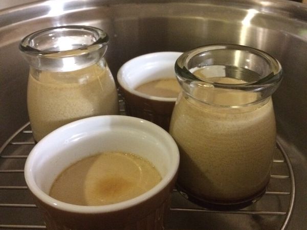 焦糖作法：
⭕️ 糖與水放入鍋中小火攪拌至糖融解，小滾後熄火。
⭕️ 將糖倒入瓶子做底層焦糖區。
布丁本體作法：
⭕️牛奶與黑糖先攪拌均勻後、加入雞蛋。
⭕️攪拌後、過篩多次至布丁液體沒有小渣渣。
⭕️倒入保羅瓶請沿著瓶身慢慢倒入、才不會跟焦糖混在一起
⭕️放入電鍋蒸，外鍋ㄧ米杯