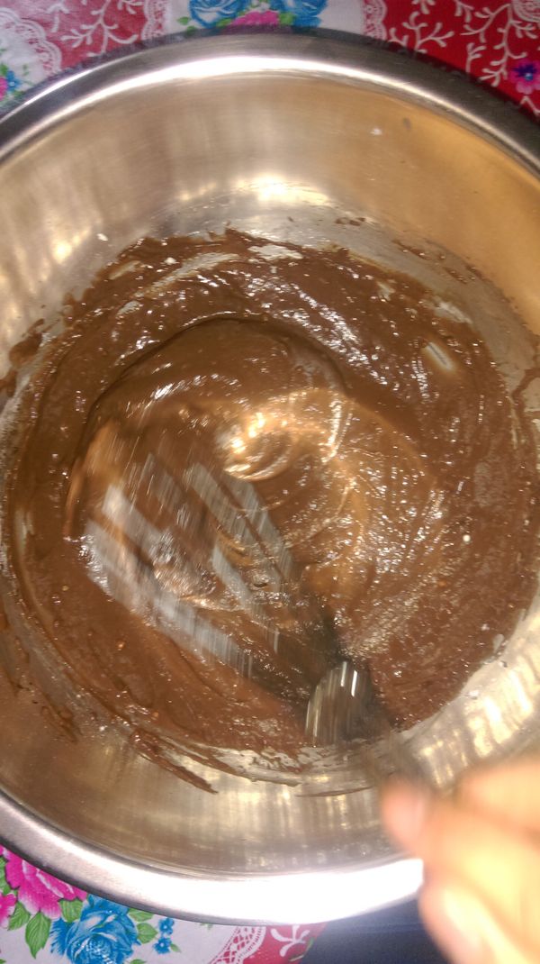 牛奶和可可粉加熱攪拌均勻
在加入油攪拌,在加低粉