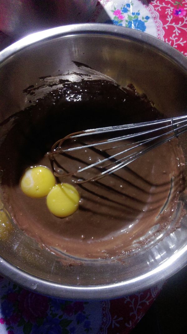 分次加入蛋黃  攪拌均勻
烤箱預熱170度