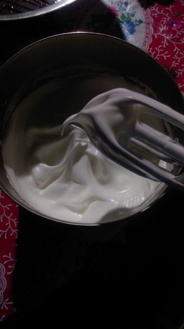 再來打蛋白,先打到有泡泡在分次加入糖
打到有勾勾