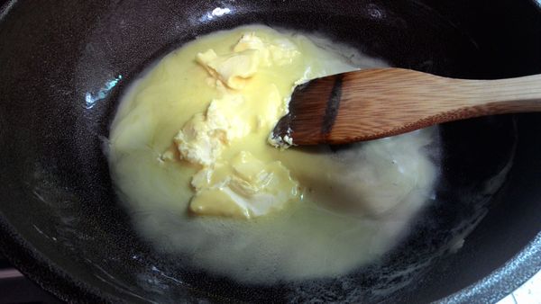 奶油+鹽，全程用小火煮至融化。