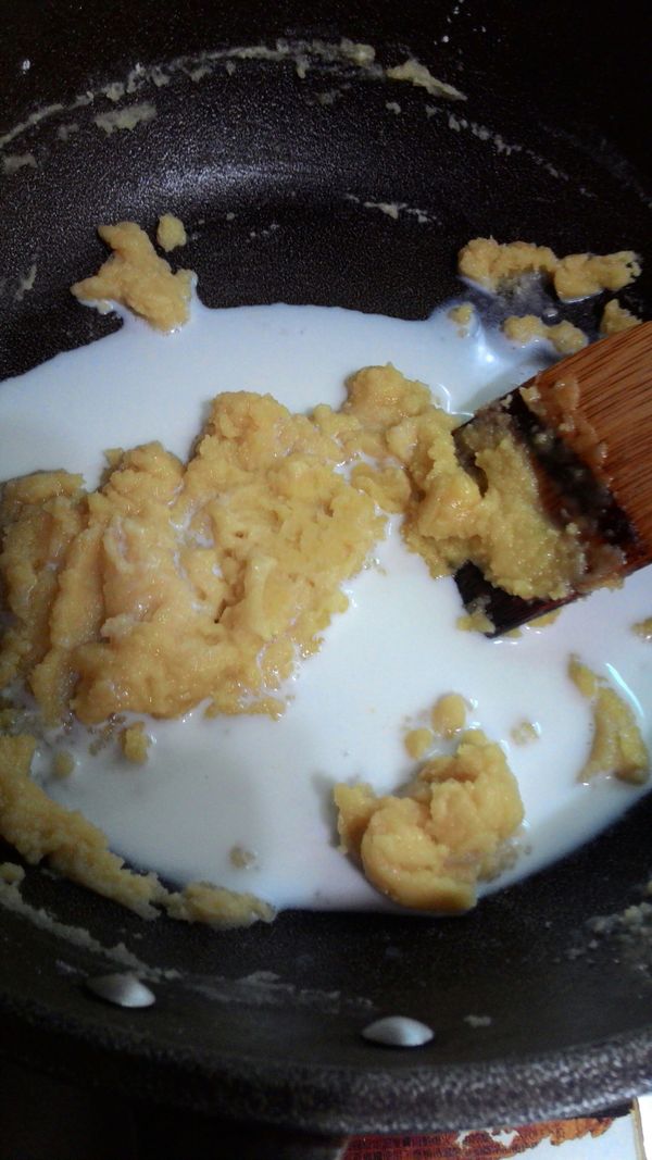 再分多次加入鮮奶拌炒均勻。