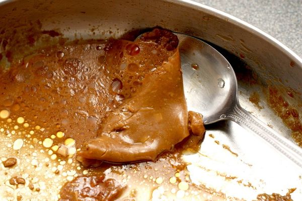 虱目魚肚與醬料同蒸，把醬汁留下入冰箱2小時以上。凝固後用湯匙刮下盛盤或直接配飯。