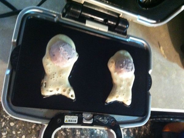 鬆餅機預熱
再放紅豆湯圓進去
上面再蓋一層麵糊
翻機烤 大約五分鐘