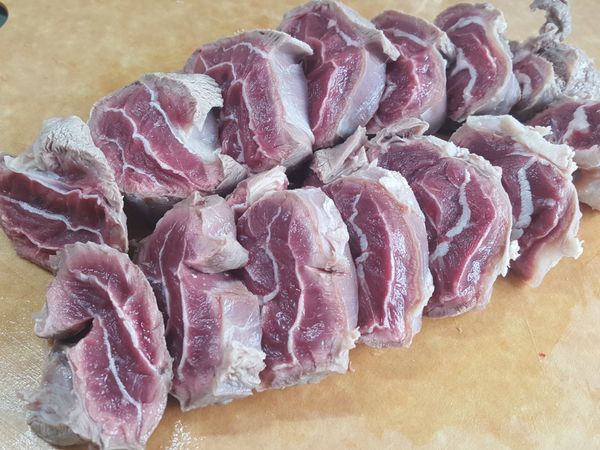 先將牛腱汆水，切厚件，備用。