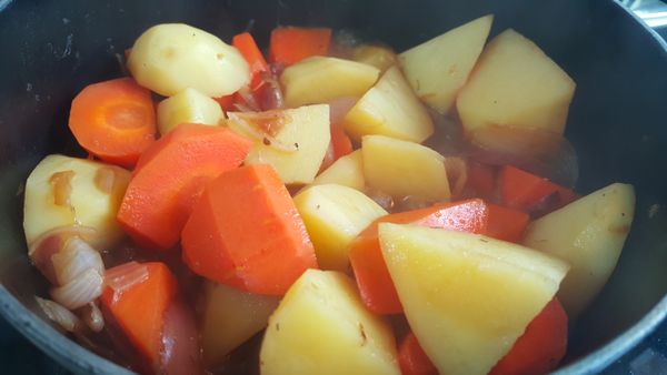 將蘿蔔及馬鈴薯加入，加入少許雞湯煮10分鐘，盛起，備用。