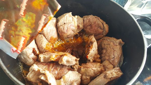 將巴東醬加入，炒勻後，加入之前所有配料。