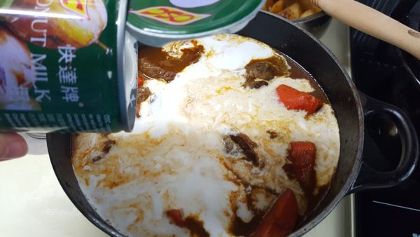 將椰汁加入，拌勻後，再以180度，superheat steam炆半小時即可。