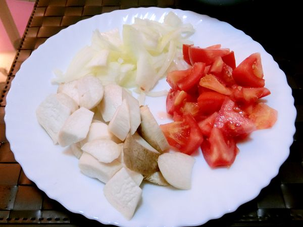 將雞腿肉放入醃料(鹽、黑胡椒粒、米酒)靜置20分鐘，醃肉時間可以備料