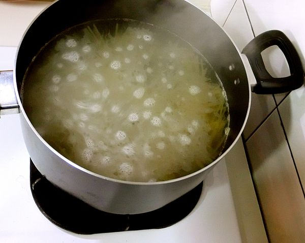 煮一鍋煮麵水，水滾後放入1匙鹽、2~3滴橄欖油後放入義大利麵，約煮15分鐘。期間也可利用煮麵水將花椰菜燙熟備用