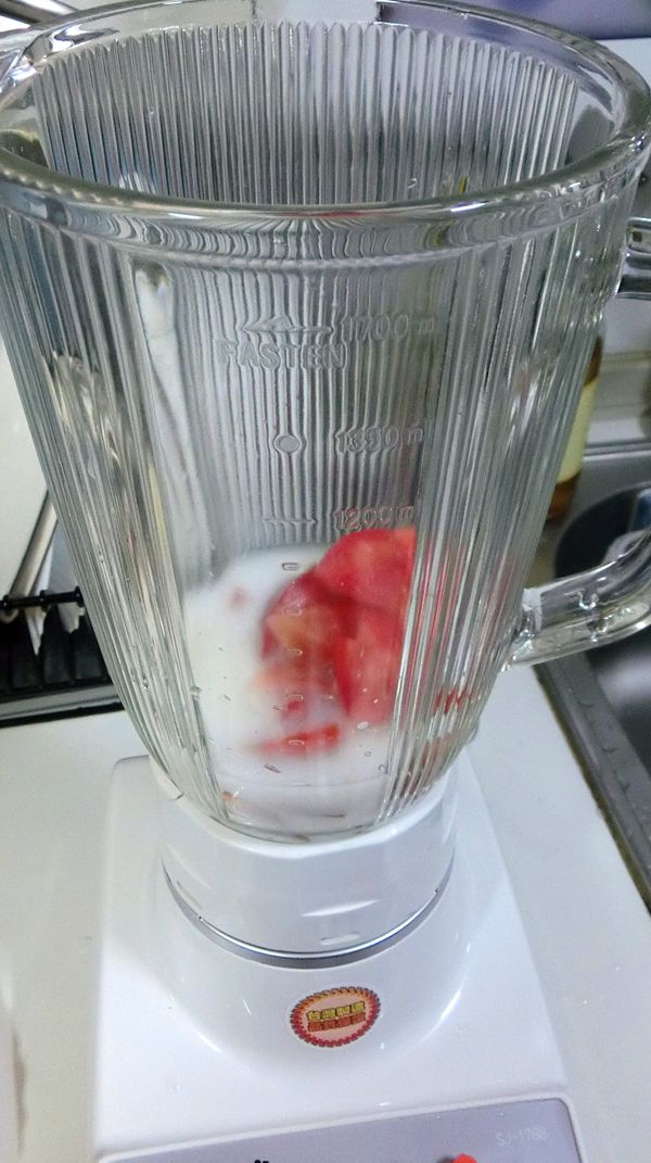 煮麵時間，將切好的牛蕃茄及鮮奶放入果汁機，打成泥