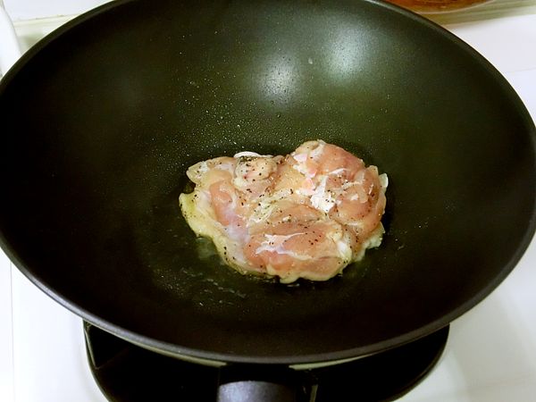 乾煎雞腿肉，先以皮朝下，待皮煎脆後再翻面煎