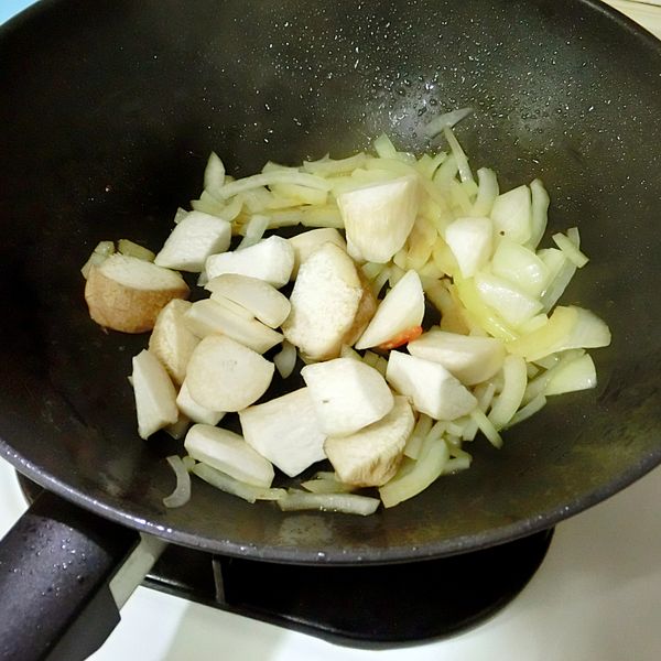 利用煎完雞腿肉所殘留的雞油炒洋蔥及杏鮑菇，使食材都沾到雞油