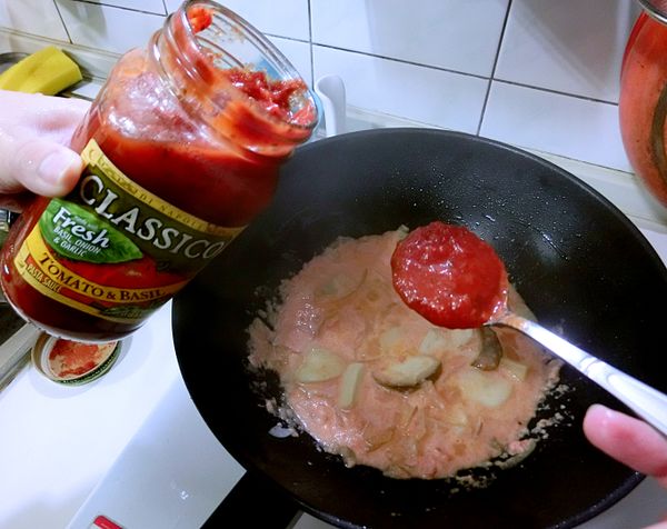 接著放入剛剛打好的蕃茄牛奶泥煮及【CLASSICO義麵醬_蕃茄羅勒】、2大匙煮麵水