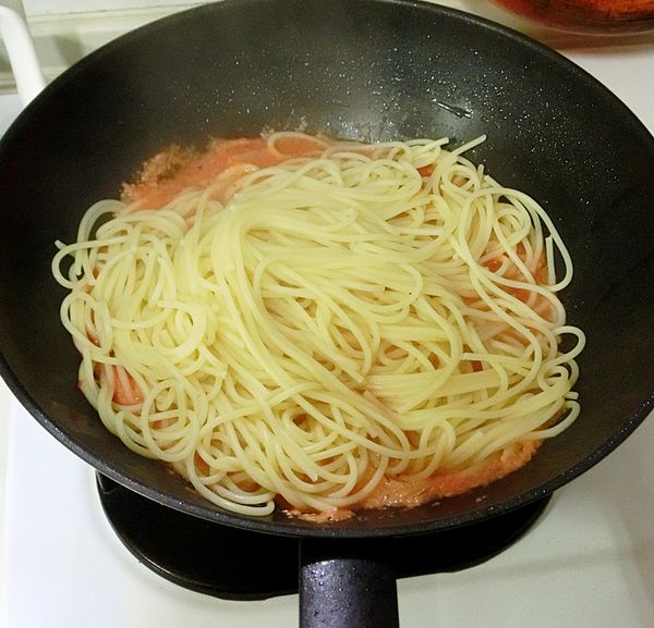 醬汁煮滾後，撈起一旁的麵，稍微煨一下並調味