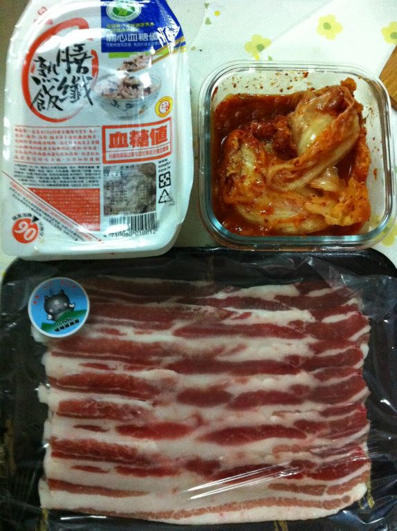 將韓式泡菜、豬五花切段(適口大小)。