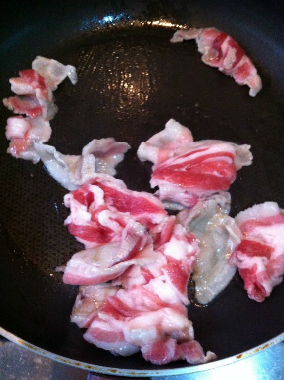 先將豬五花下鍋炒至8分熟(不需再另外加油)，再加入泡菜拌勻