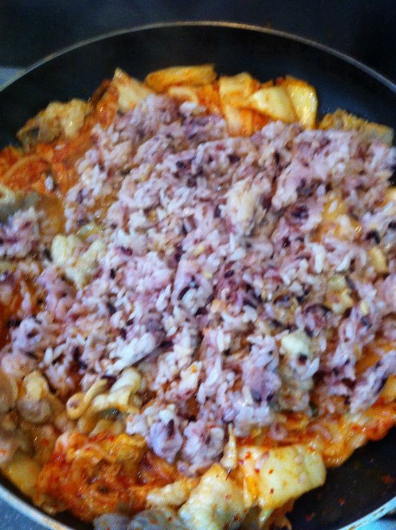 加入南僑膳纖熟飯~~直接加入鍋中拌炒，加入少許的水，入味後即可起鍋~~